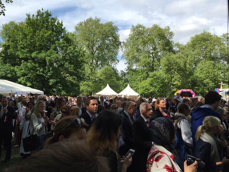 Stor oppslutning på Nasjonaldagen/Fantastic crowd on the Constitution Day